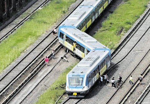 Terrible accidente en un tren público, del estado, manejado por el gobierno