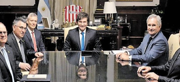 El presidente se sacó una foto con la camiseta de Estudiantes