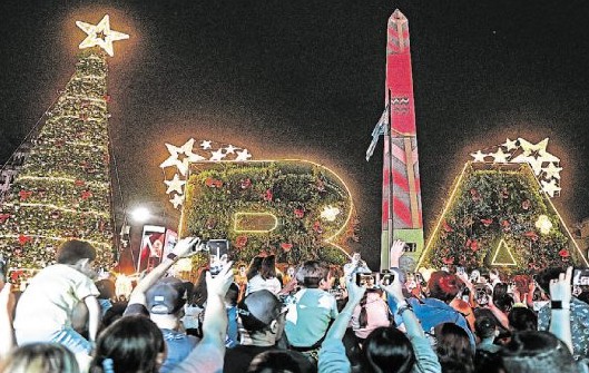 Se encienden las luces navideñas en el Obelisco