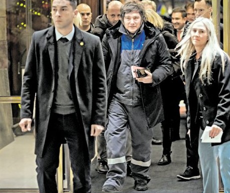 Milei fue a ver la entrega del Nobel en Oslo disfrazado de trabajador