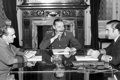 EL GOBIERNO PREPARA UN "HOMENAJE" A LOS MILICOS